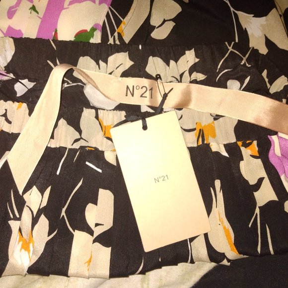 ❤️NWT GILMAR NO 21 100% Silk Pleated Floral Skirt Sz 38 Italy $975 - Picture 4 of 9